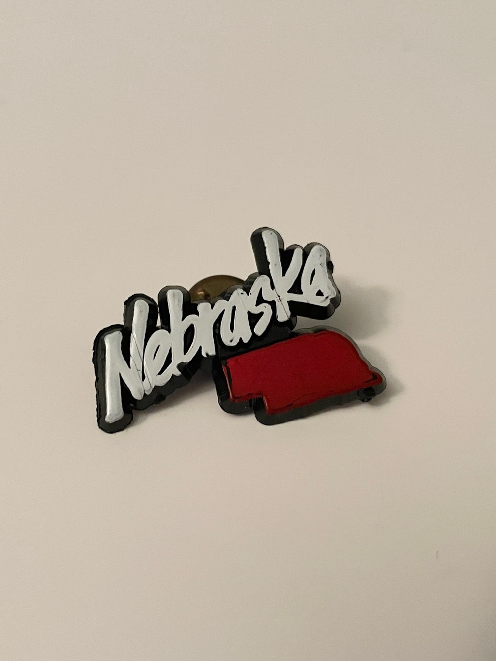 Vintage Nebraska State Map Script Hard Plastic Lapel Pin - Picture 4 of 11